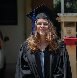 Mädchen in graduation robe