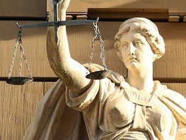 Statue der Justitia mit Waage 