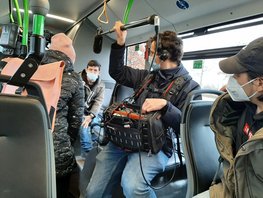 Ein Filmteam begleitet einen Schüler im Bus.