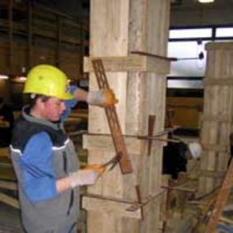 Schüler bei Ausschalarbeiten mit Helm.