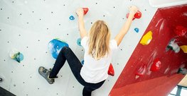 Mädchen an einer Kletterwand