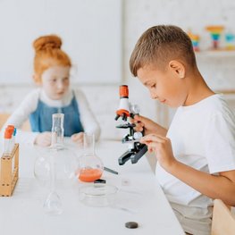 2 Kinder beim Experimentieren