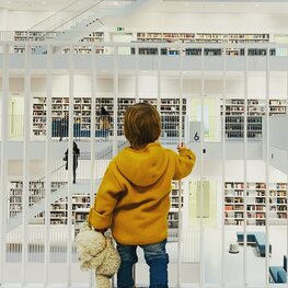 Kind in Bibliothek