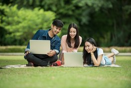 Schüler mit Laptops