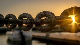 Selektiver Fokus einer Kette während der goldenen Stunde