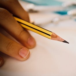 Schüler hält Bleistift in der Hand