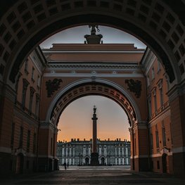 Durch ein Tor ist ein Ausschnitt von Sankt Petersburg zu sehen. 