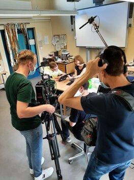 Ein Kamerateam filmt den Unterricht in einer Kleingruppe.