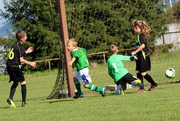 Jubelnde Kinder beim Fußball