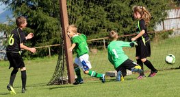 Jubelnde Kinder beim Fußball