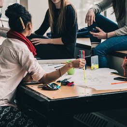 Eine Gruppe junger Frauen bei einem Projekt