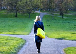 Junge Frau, die einen Weg im Park weg läuft