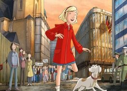 Ein blondes Zeichentrickmädchen läuft mit ihrem kleinen, braun-weißen Hund einen städtischen Straßenzug an mehreren Erwachsenen entlang.