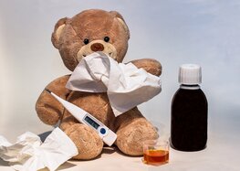 Ein Teddybär mit Taschentüchern und Fiberthermometer, Symbolbild für Erkältung