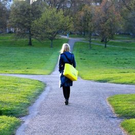 Junge Frau, die einen Weg im Park weg läuft