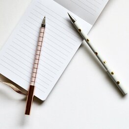 zwei Stifte und ein Schreibblock