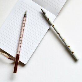 zwei Stifte und ein Schreibblock
