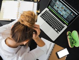 Eine Frau sitzt vor einem Laptop