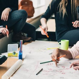 Junge Frauen die gemeinsam an einem Projekt arbeiten