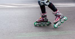 Eine Person fährt Inline-Skates.