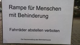 Ein Schild mit der Aufschrift Rampe für Menschen mit Behinderung.