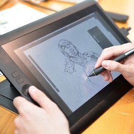 Auf einem Tablet wird mit einem Eingabestift geschrieben.