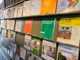 Zeitschriften in Bibliotheksregal