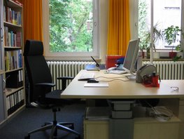 Ein gut gestalteter Bildschirmarbeitsplatz in einem Büro.