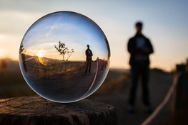 Forced Perspective Selective Focus Fotografie Des Menschen Im Ball